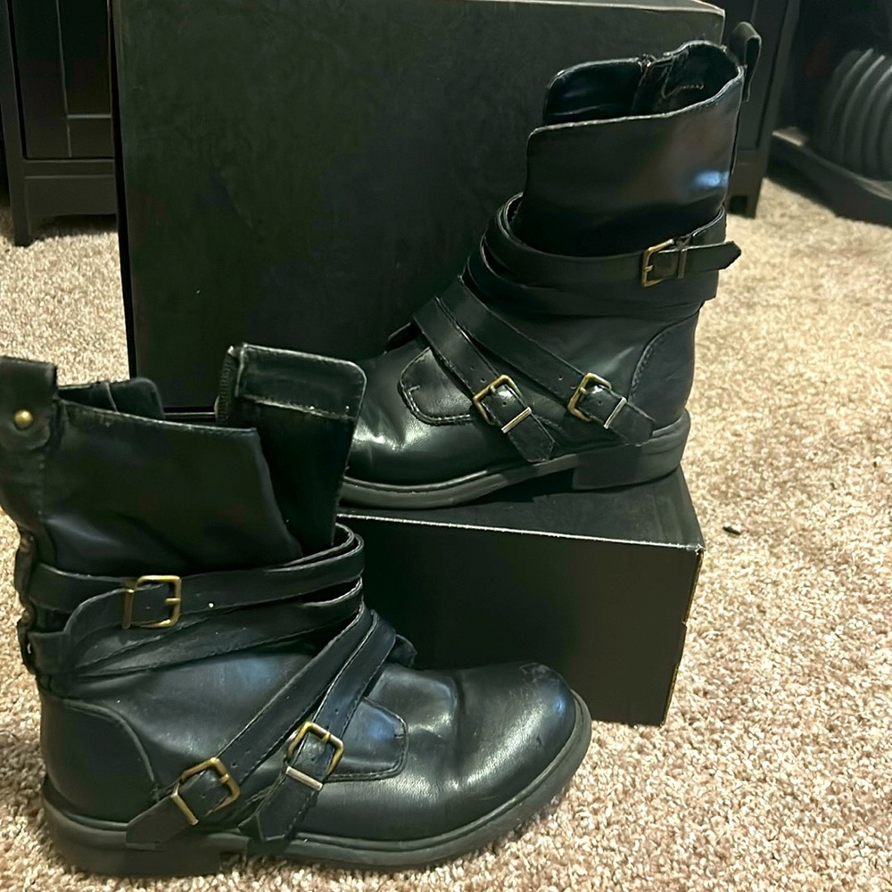 Ankle boots with buckles — Free with any other purchase